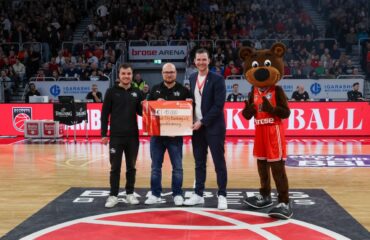 Niklas Rajczyk, Philipp Geimer und Philipp Höhne mit Freaky Copyright Bamberg Baskets