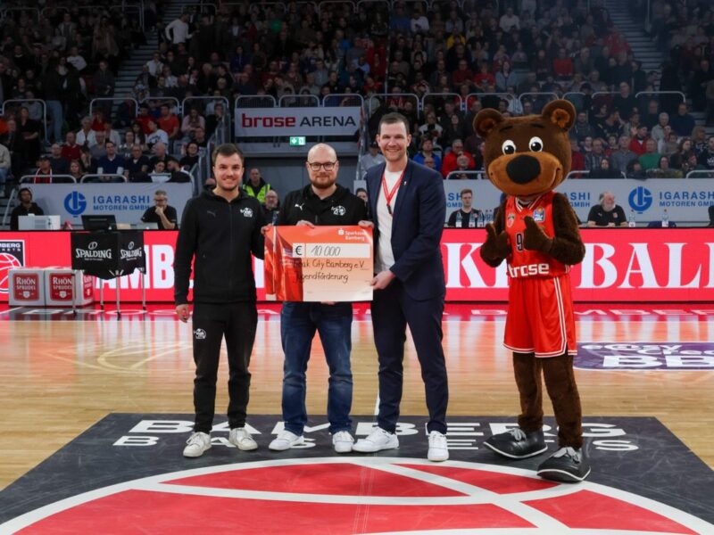 Niklas Rajczyk, Philipp Geimer und Philipp Höhne mit Freaky Copyright Bamberg Baskets